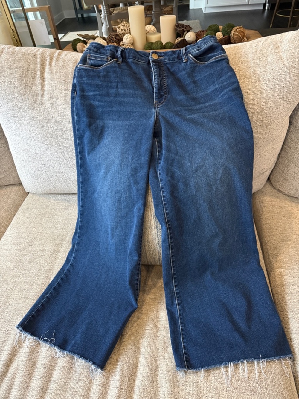 KUT from the Kloth Meg Fab Ab Wide Leg Jeans. Size 31 (11/12). Dark wash.